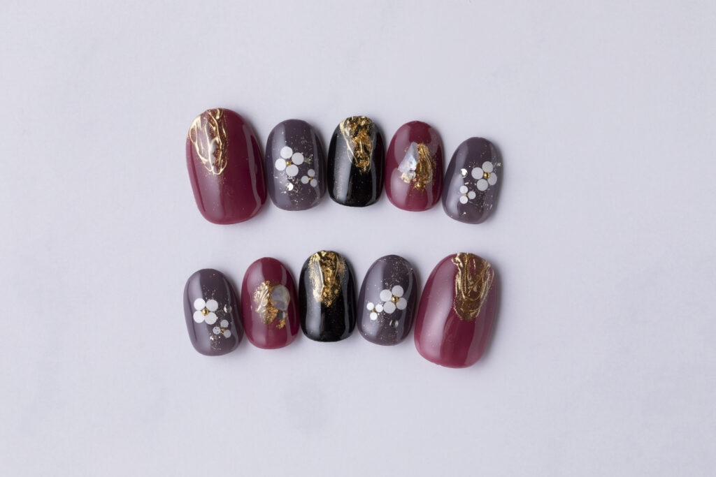 プラムカラーの成人式ネイルチップ | 成人式や結婚式におすすめの